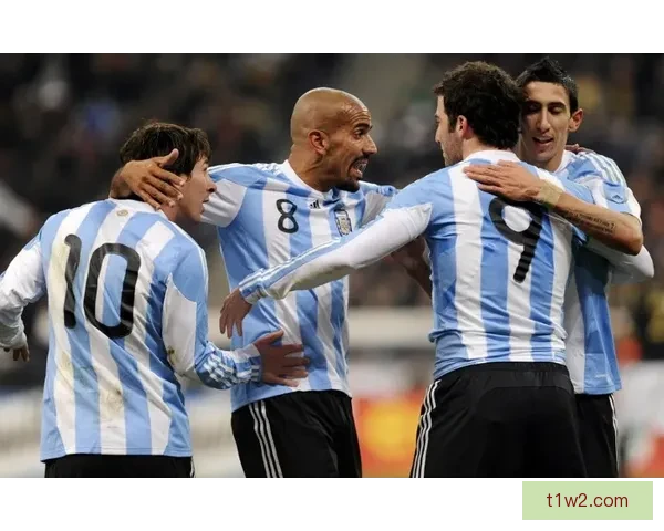 梅西的水壶印有阿根廷和巴萨的队徽，在网络上引发热议